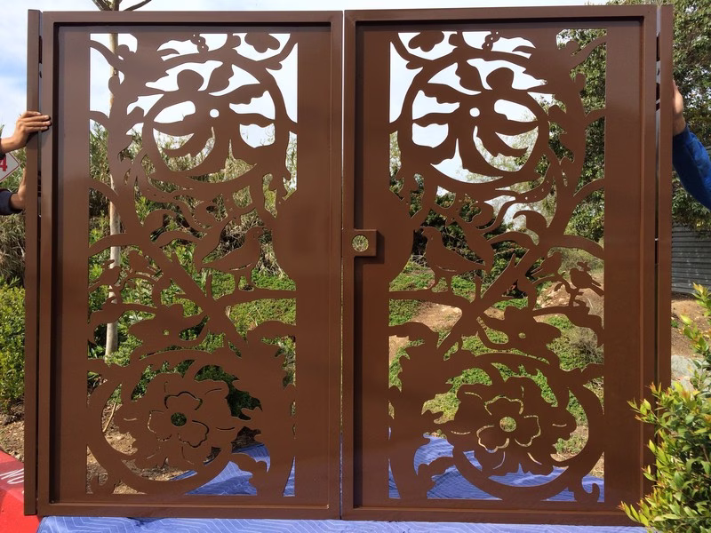 Modern side gate for privacy