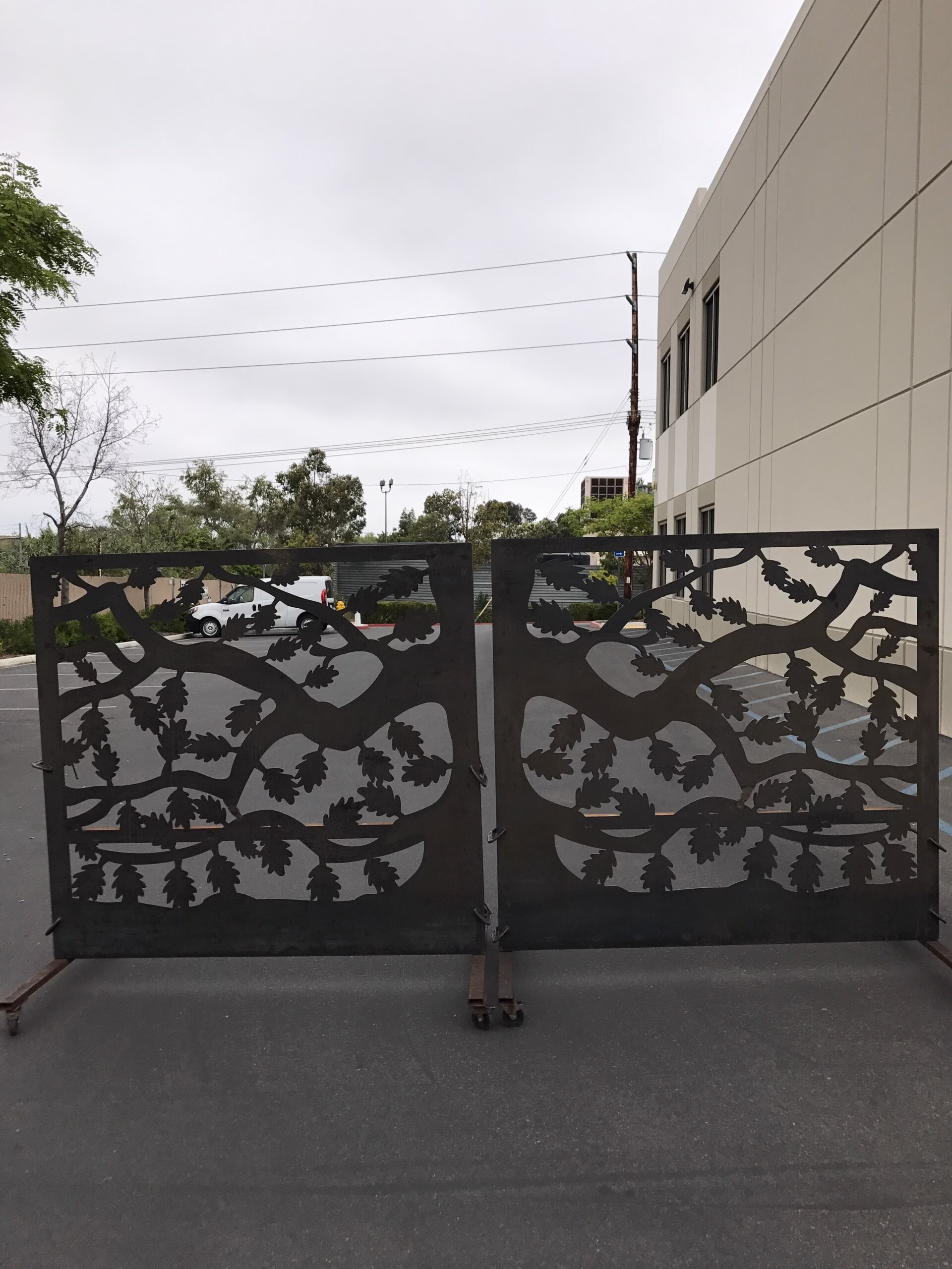 Contemporary Oak Leaves Driveway Gate